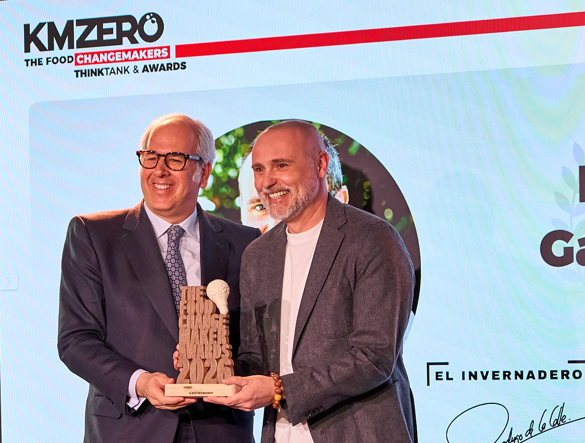 Ocho personas posan sonrientes en un evento, dos de ellas sostienen premios de 'The Food Change Maker Awards 2025'.