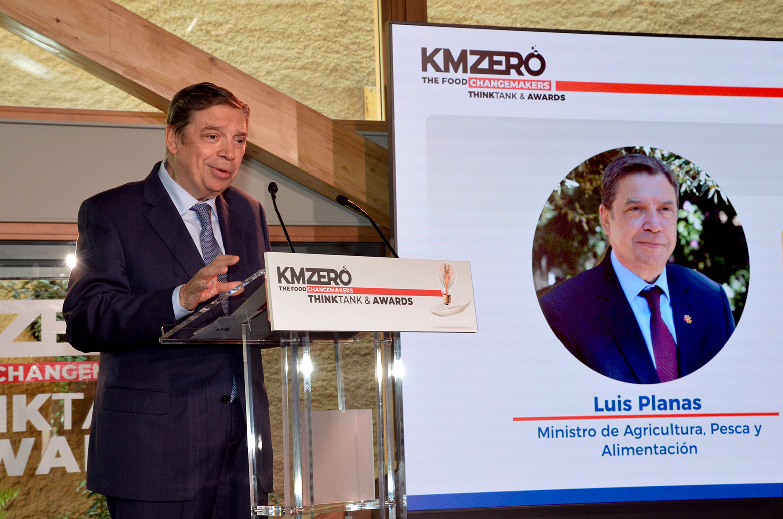 Tres personas sonrientes sostienen premios The Food Change Maker Awards 2025, uno con sombrero naranja.