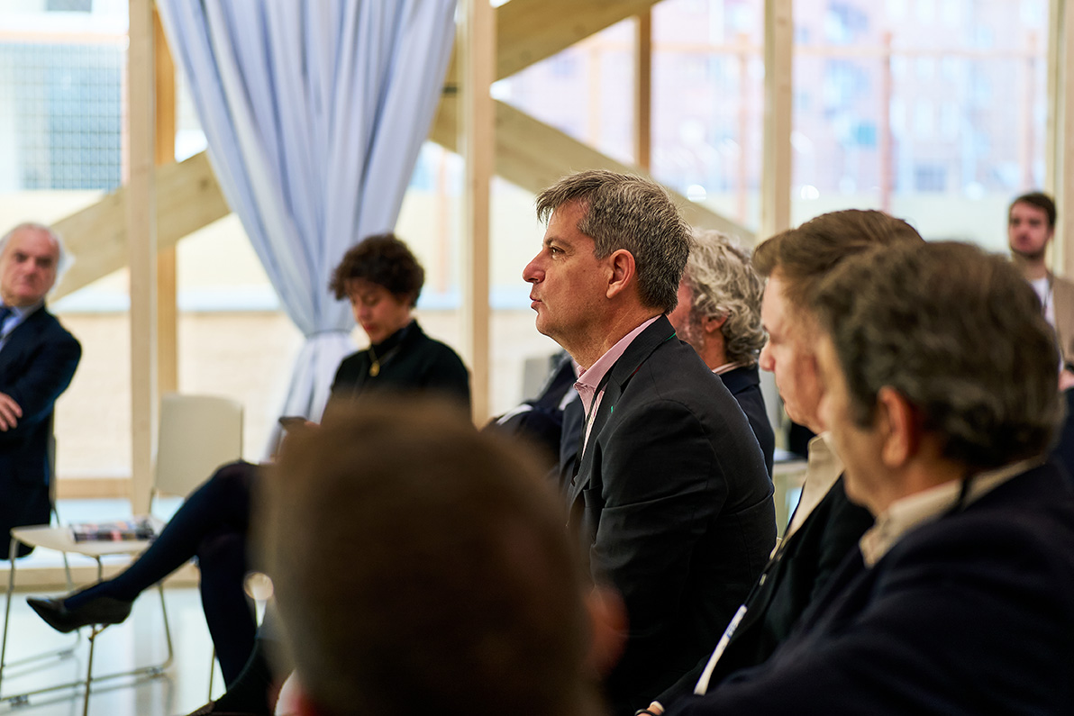 Ocho personas posan sonrientes en un evento, dos de ellas sostienen premios de 'The Food Change Maker Awards 2025'.