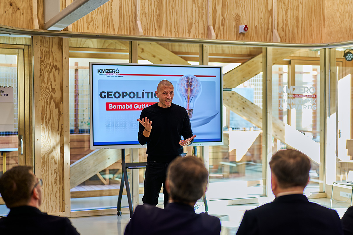Tres personas sonrientes sostienen premios The Food Change Maker Awards 2025, uno con sombrero naranja.