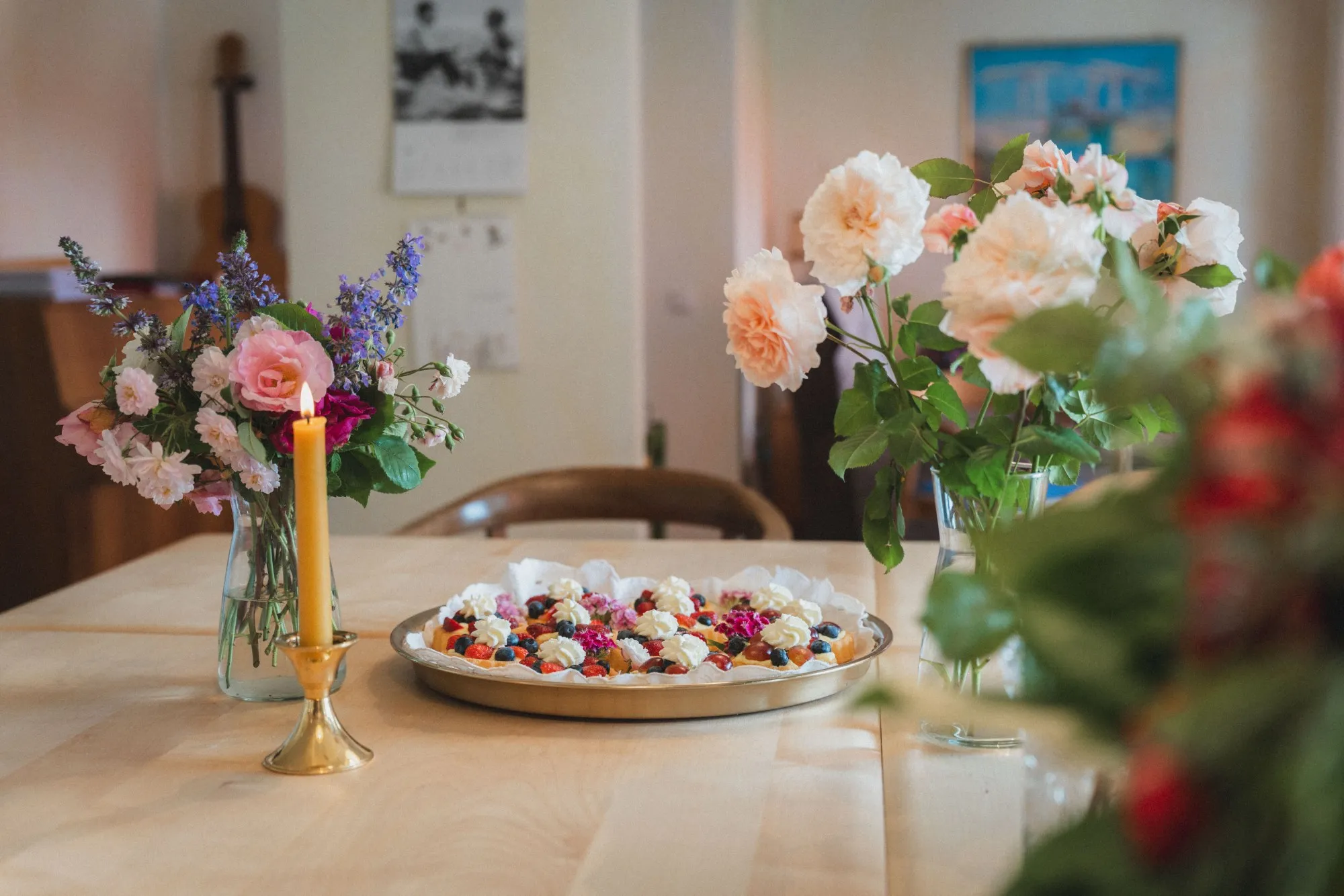 Geschmückter Tisch mit Blumen bei Veranstaltungen in der Wohngemeinschaft.
