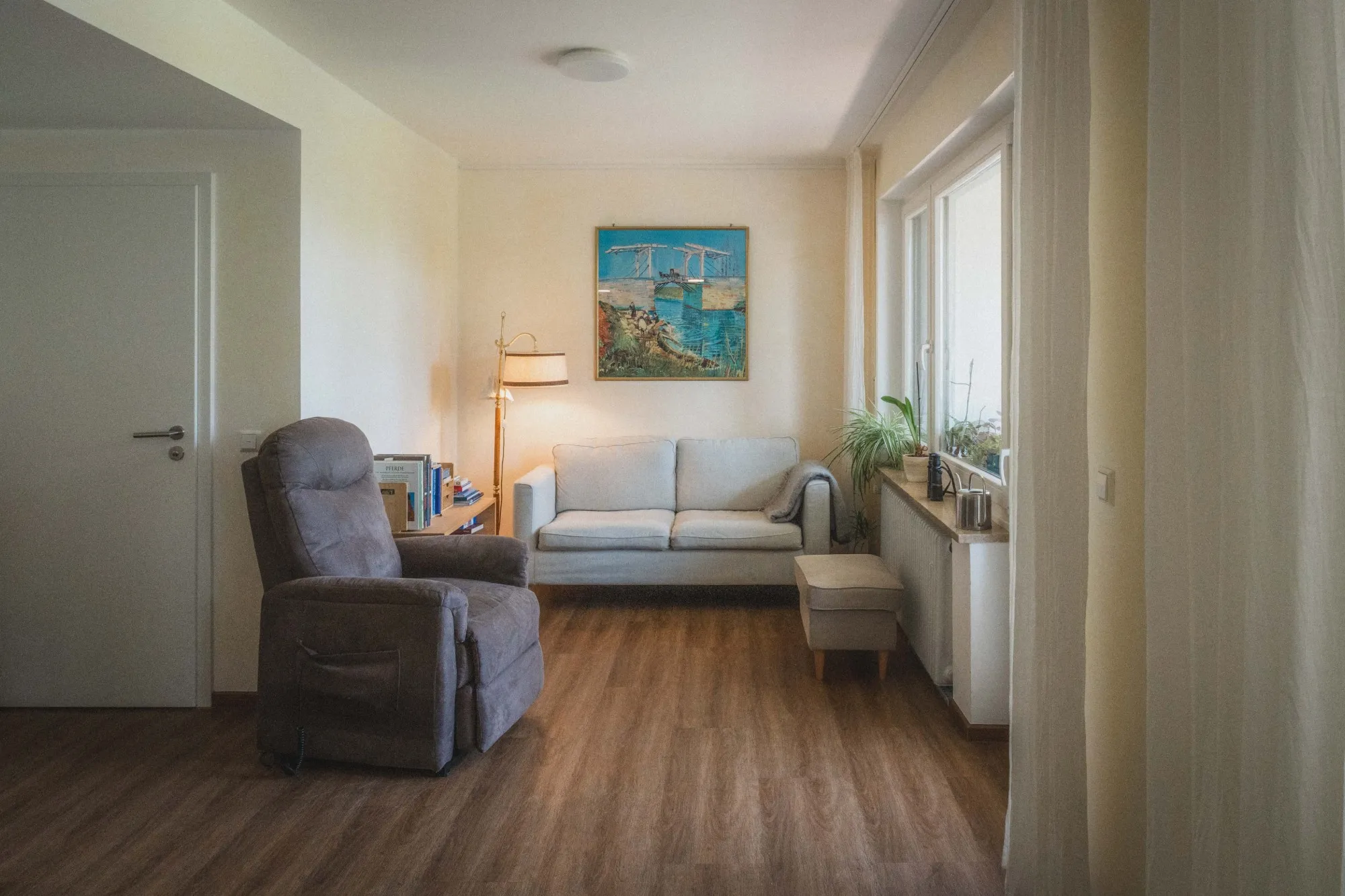 Heller, gemütlicher Gemeinschaftsbereich im betreuten Wohnen in Wangen mit moderner Einrichtung.