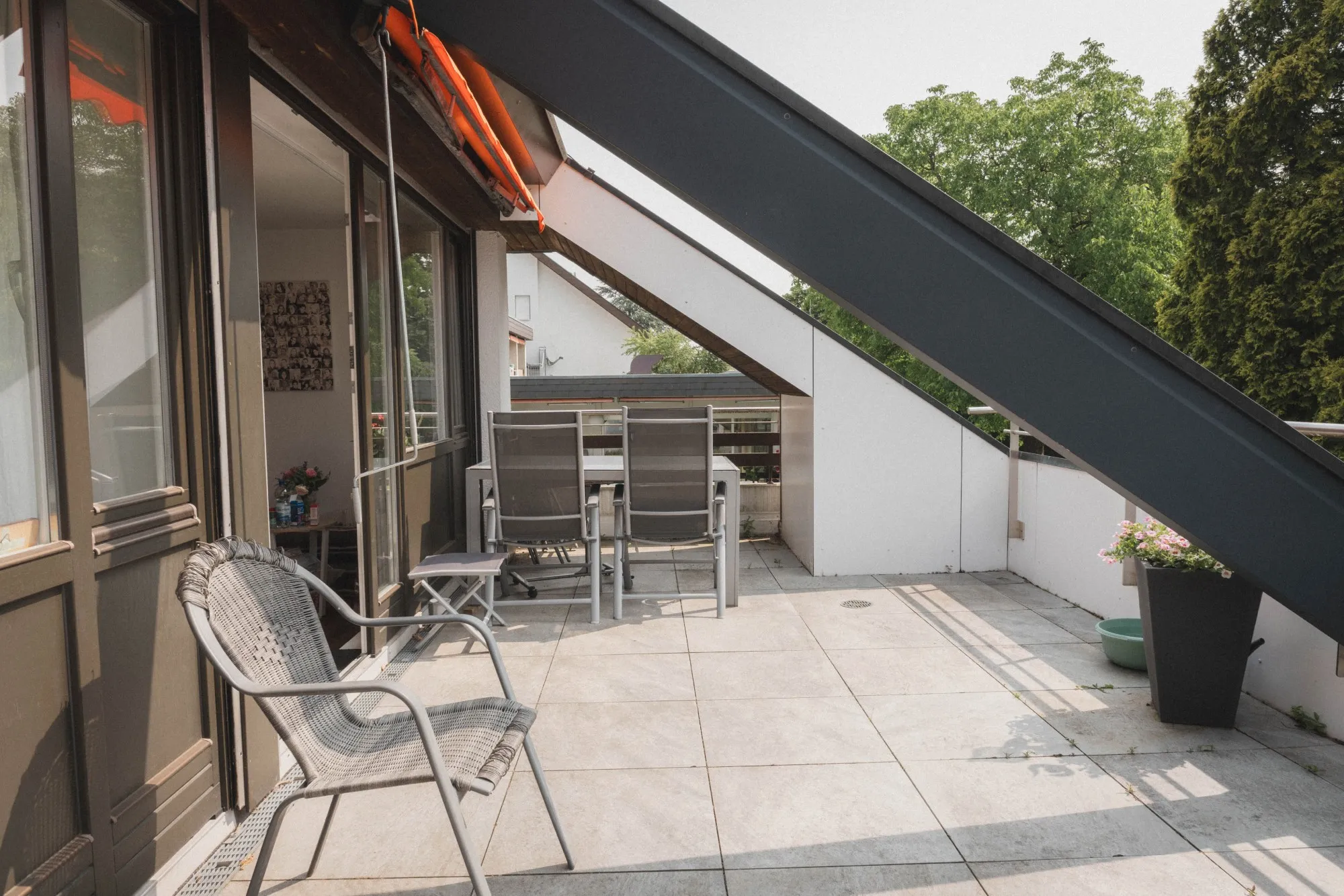 Heller, gemütlicher Balkon in den privaten Wohnräumen.