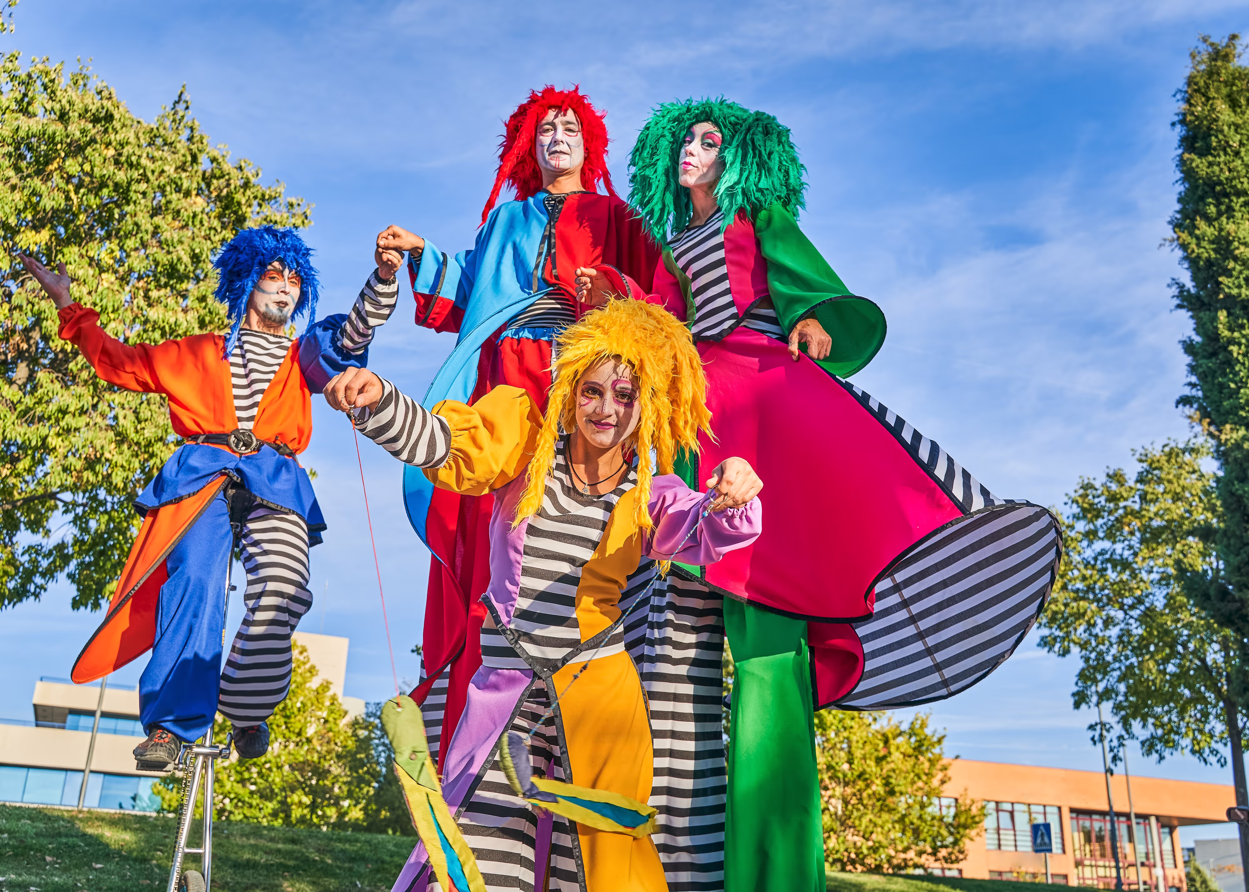 Pop-up Groep creatieve evenementen bedrijsuitjes dansende mensen op een gezellige locatie entertainment themafeest