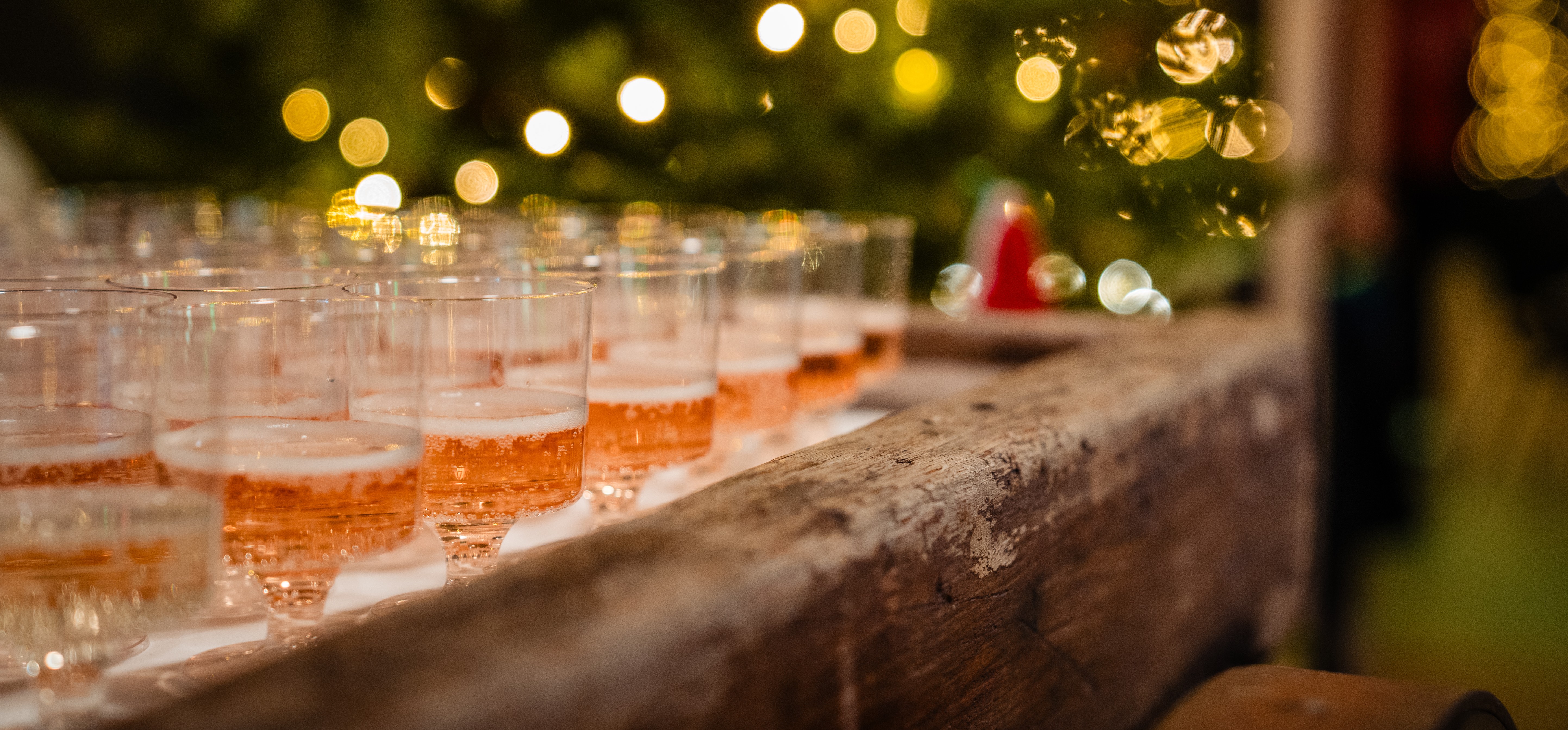 Het is een sfeervolle setting waar glaasjes champagne staan perfect voor de nieuwjaarsborrel