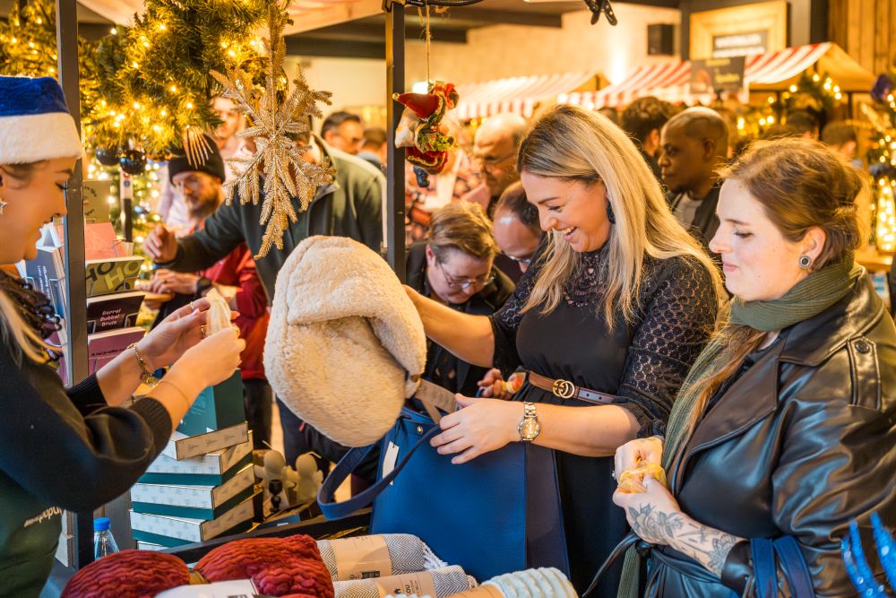 Kerstpakket of kerstmarkt op locatie: wat past beter bij je medewerkers in 2026?