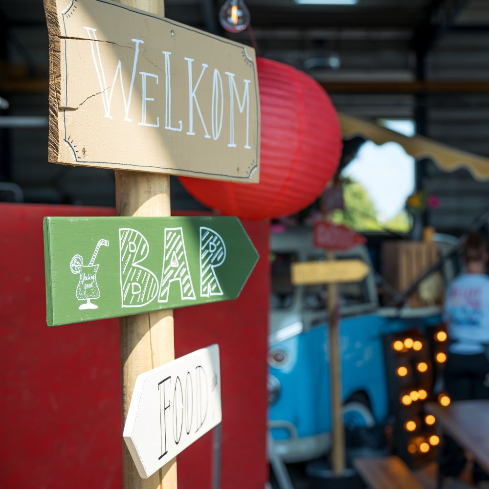 Bouwvakborrel organiseren met aankleding wegwijzers foodtrucks