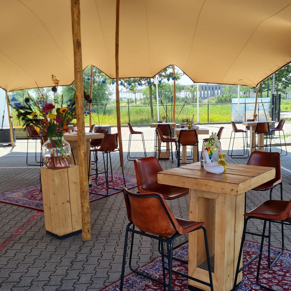 Bouwvak borrel tent met statafels en aankleding