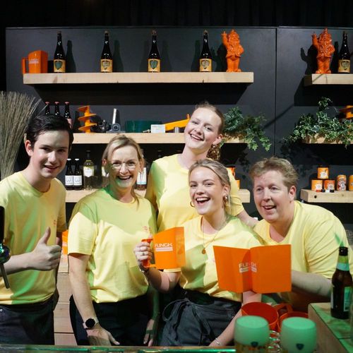 Familiedag in thema op bedrijf met gezellige medewerkers