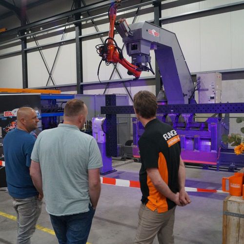 Familiedag bedrijf rondleiding organiseren met medewerker bij machine