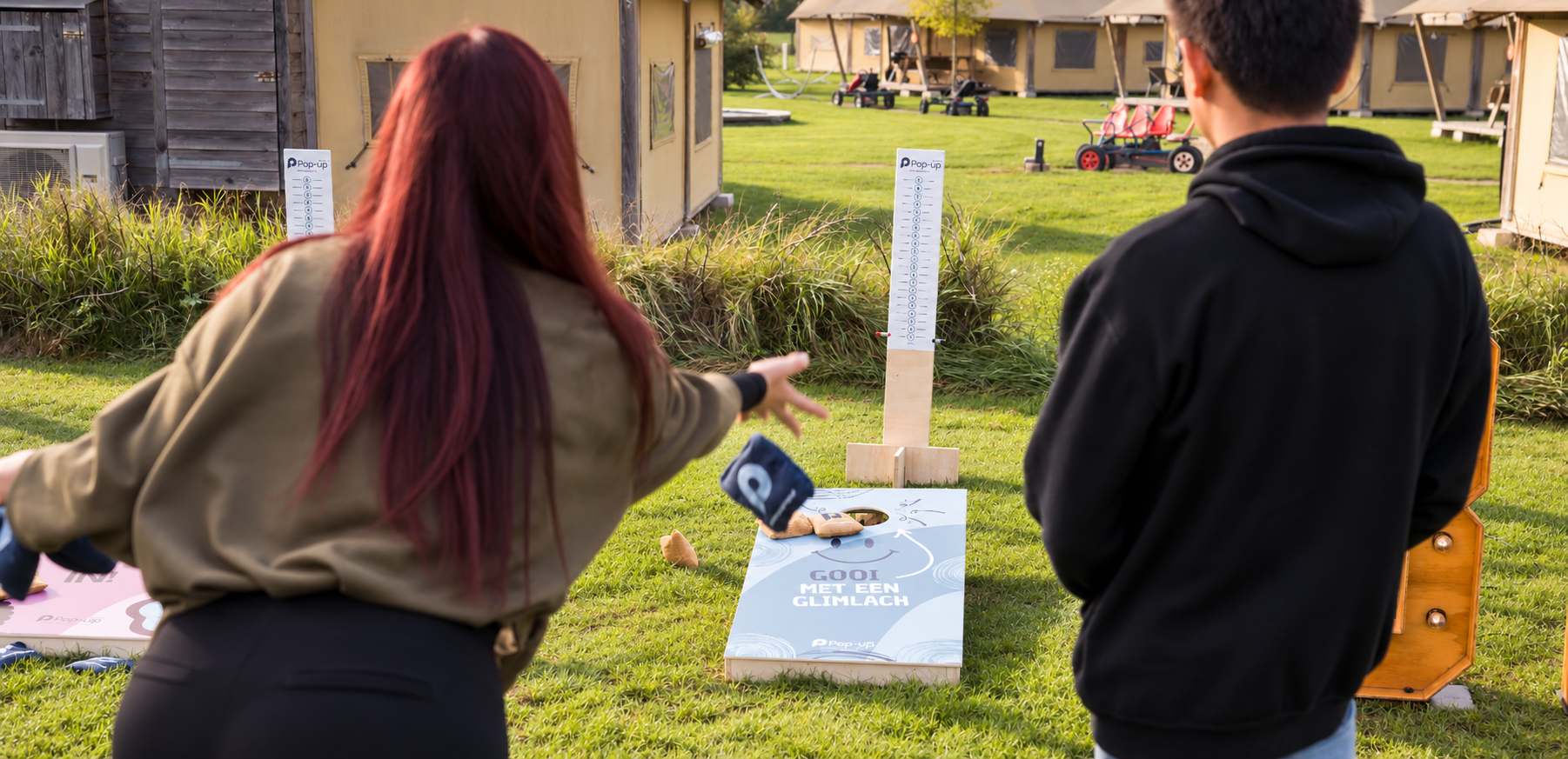 Groep die Cornhole speelt