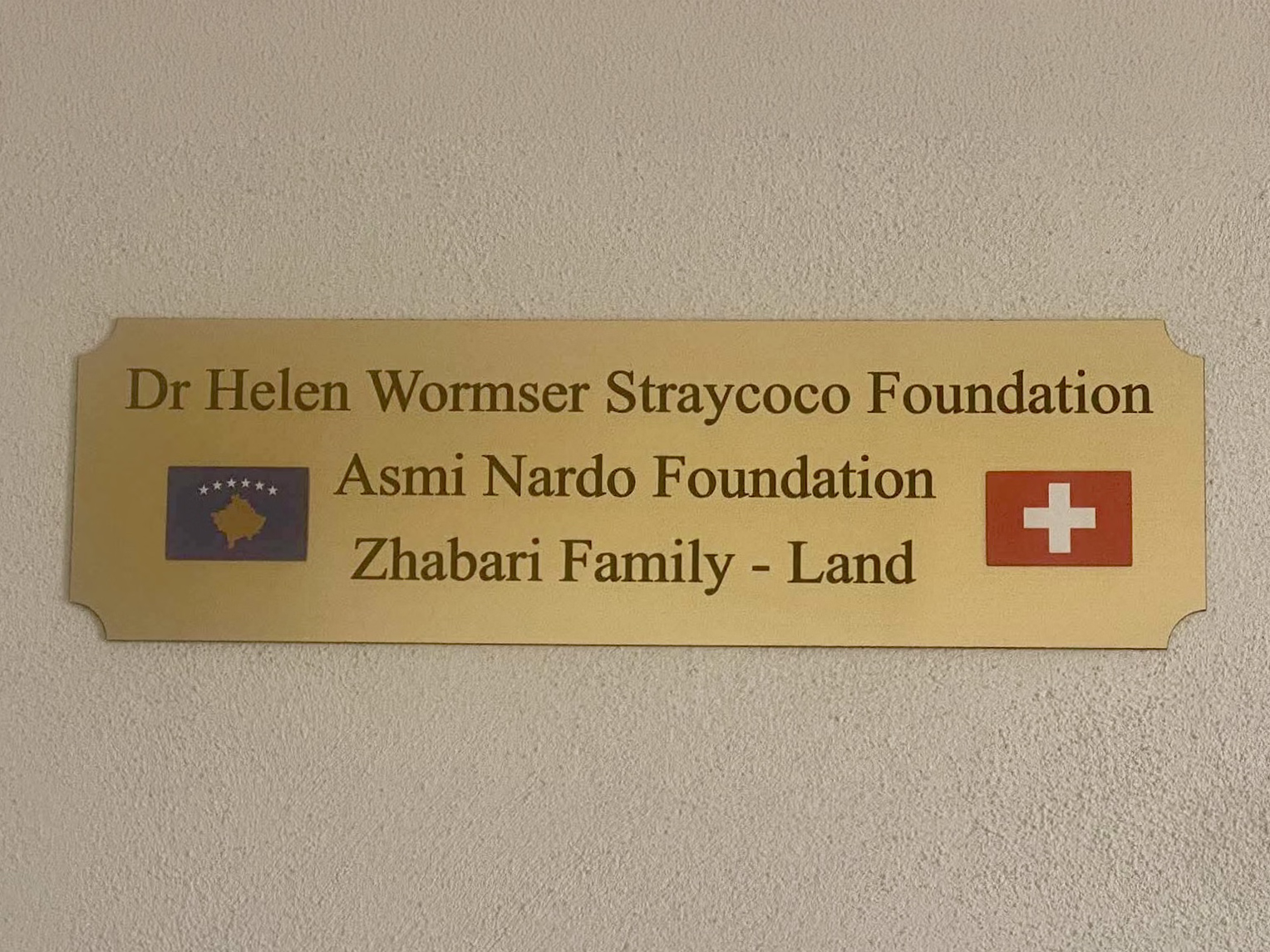 Schild Dr Helen Wormser, Stifungspräsidenting