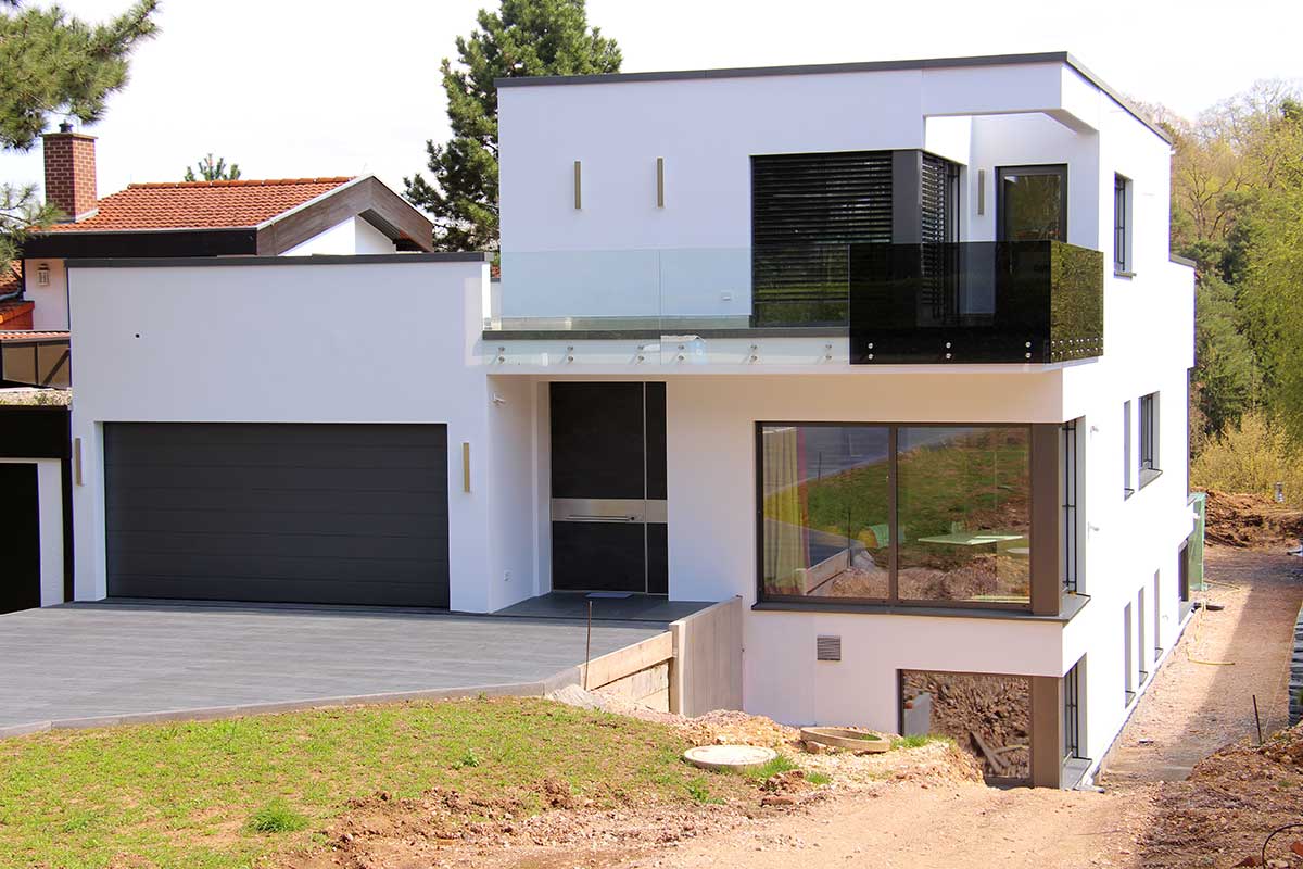 Balkon, Balkonanbau, Balkongeländer, freitragender Balkon, selbsttragender Balkon, vorgestellter Balkon, Unterkonstruktion, Bodenbeläge, WPC-Beläge, Glasbeläge, Glasgeländer, Holzbeläge