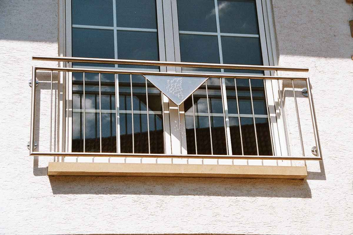 Französischer Balkon, Brüstungsgeländer, Glasgeländer, vertikale Stäbe, horizontale Stäbe, Französischer Balkon als Sichtschutz, Französischer Balkon mit Sicherheitsglas, Edelstahlgeländer