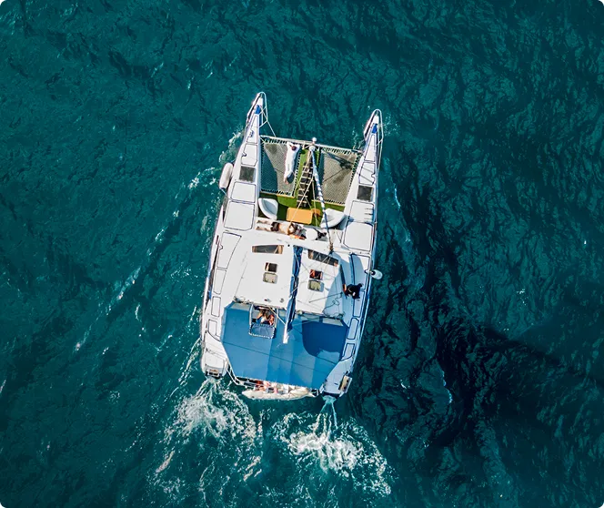 A boat in the ocean seen from birds view