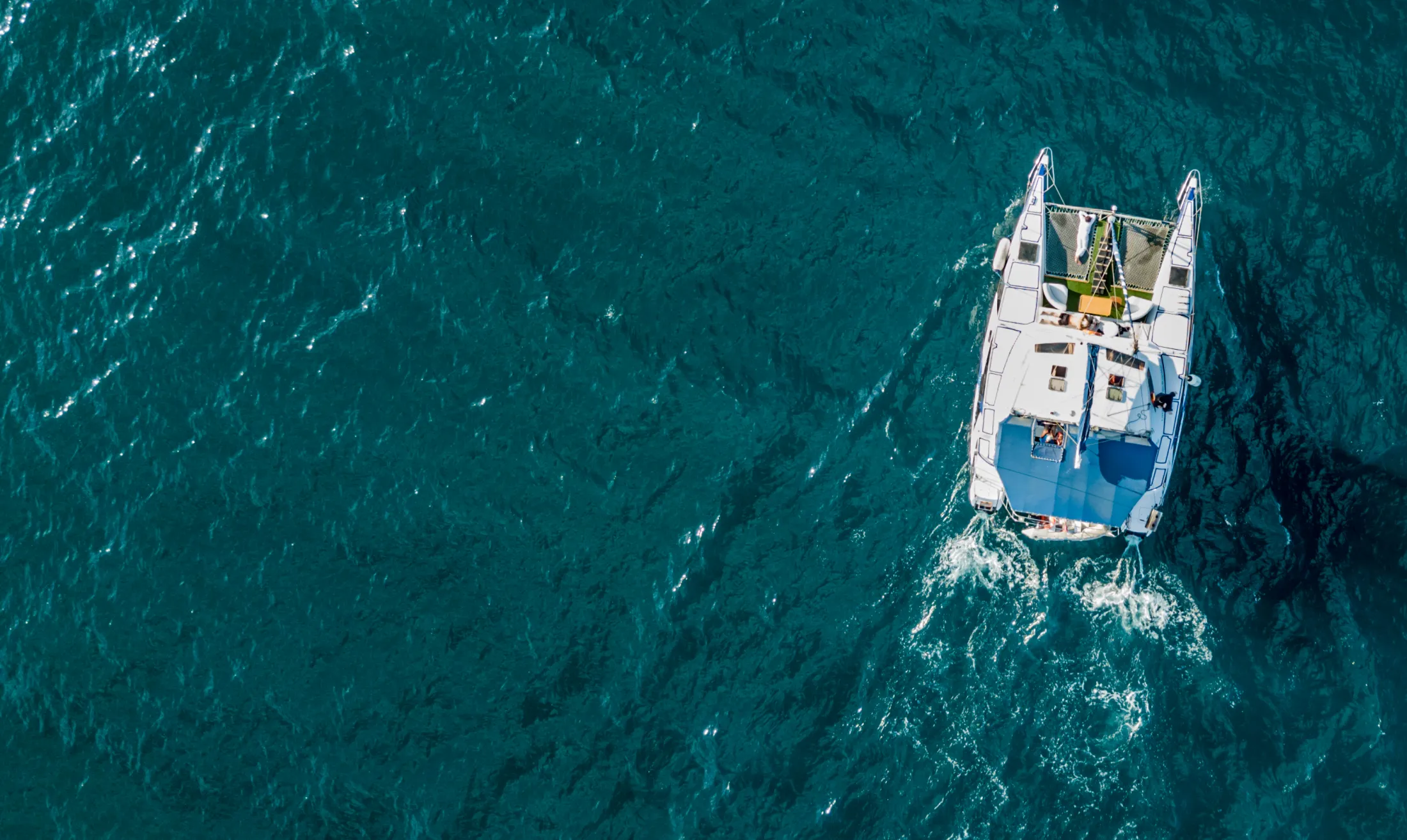 A boat in the ocean seen from birds view