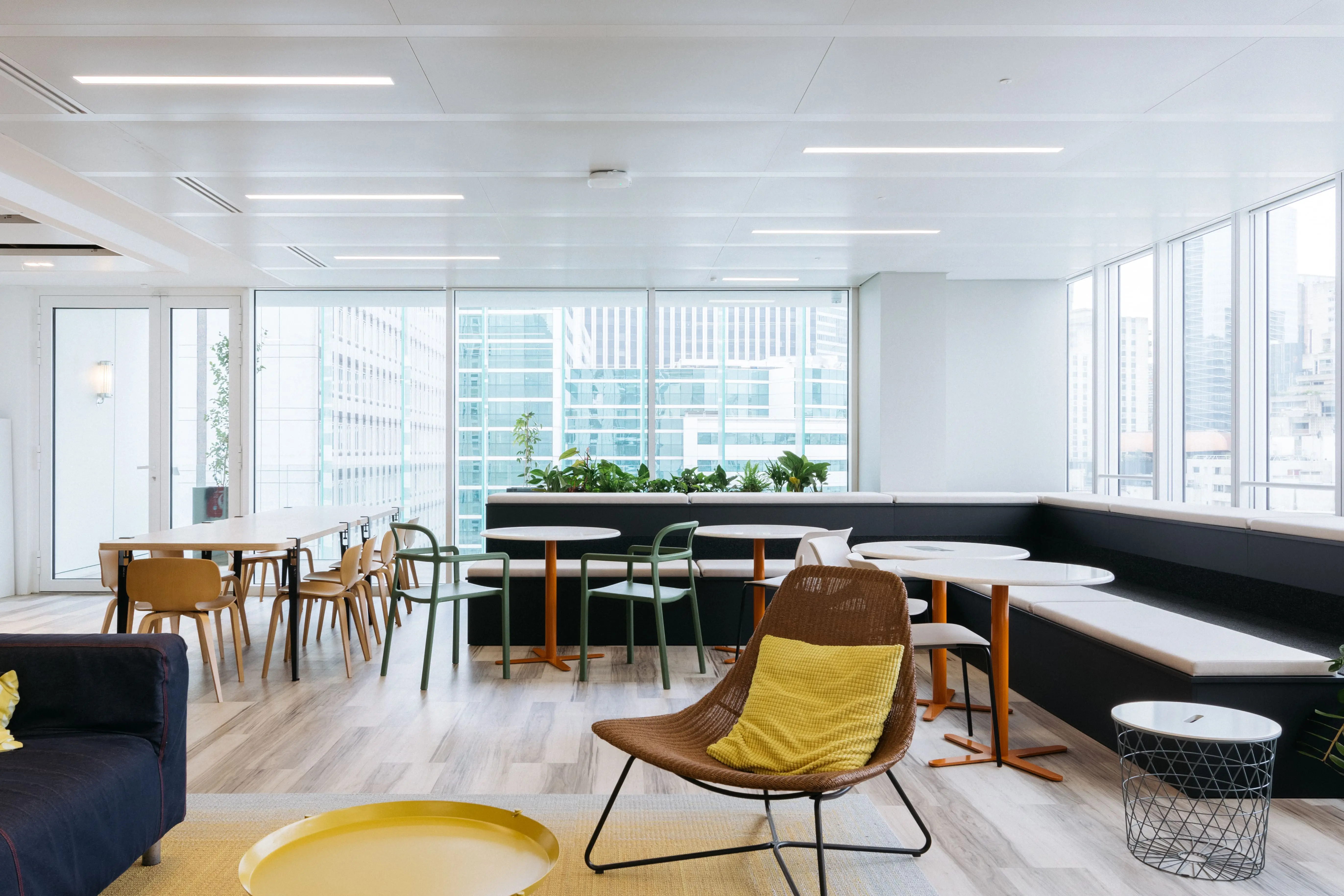 Bureaux réaménagés avec du mobilier reconditionné