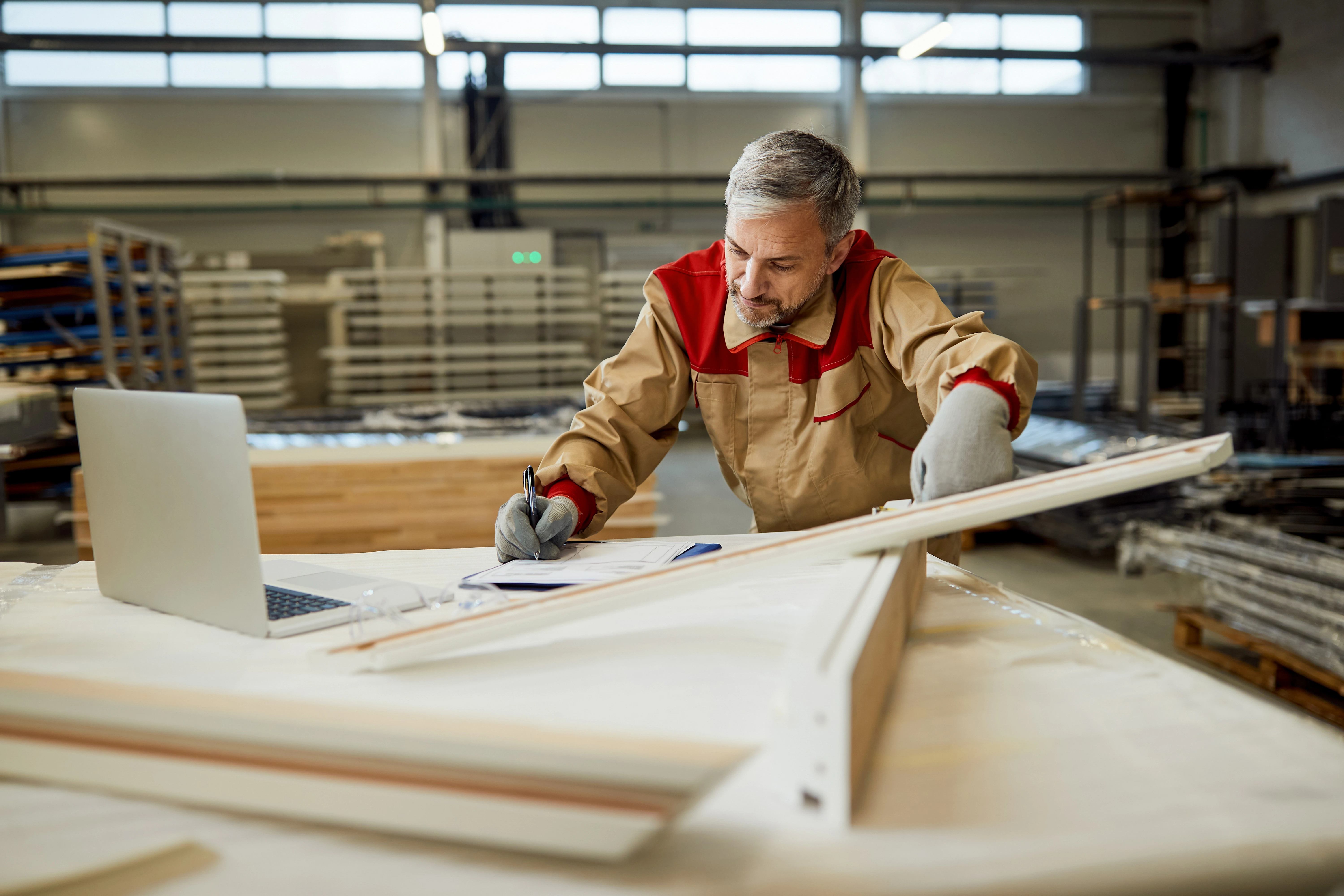 Reconditionnement de mobilier de bureau en atelier