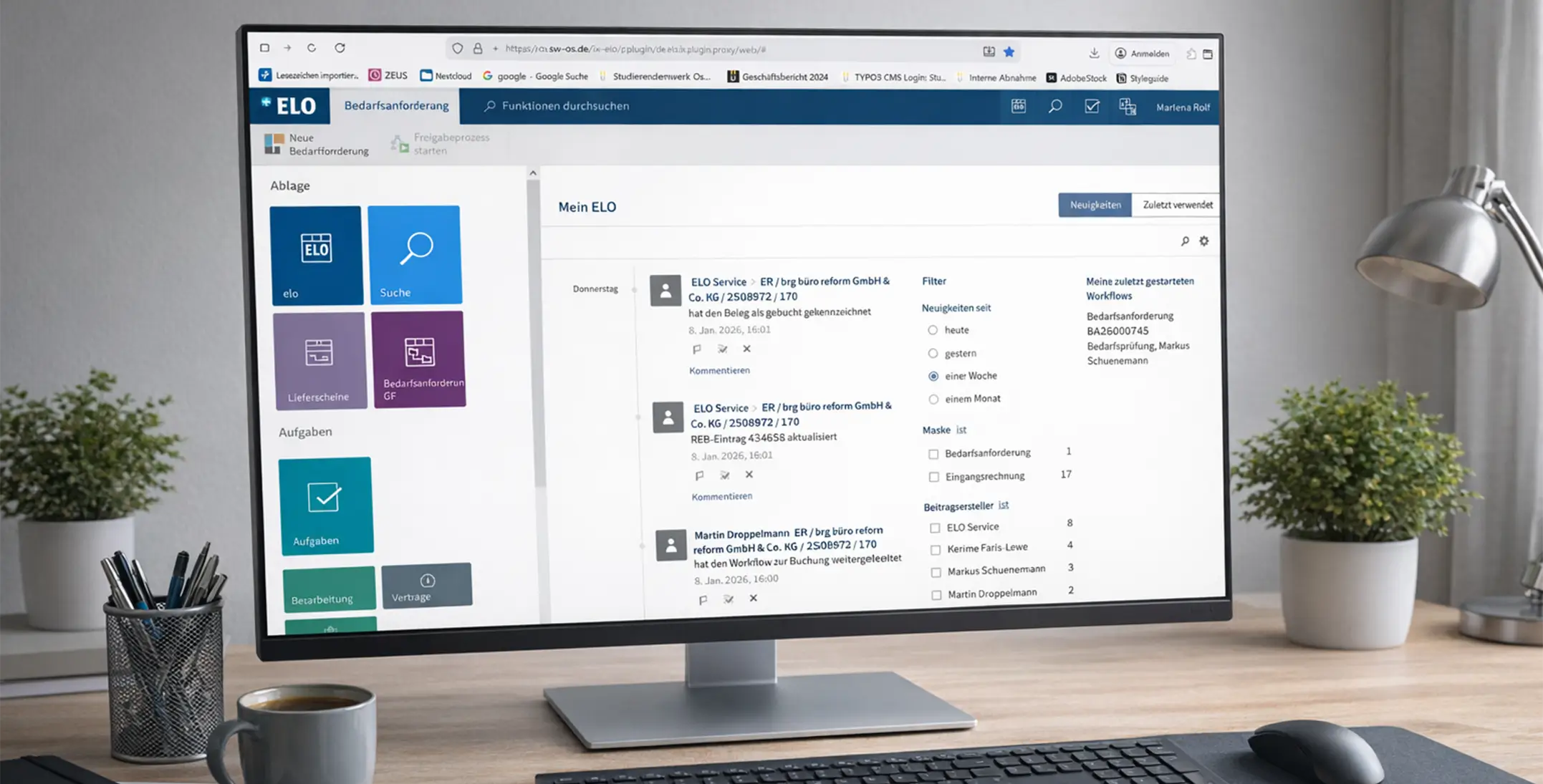 Computerbildschirm zeigt die Benutzeroberfläche der ELO-Software mit Menüfeldern für Ablage, Aufgaben und Bearbeitung auf einem Schreibtisch mit Kaffeetasse, Stiftehalter, Pflanze und Schreibtischlampe.