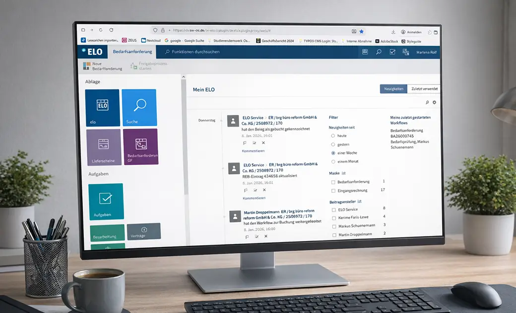 Computerbildschirm zeigt die Benutzeroberfläche der ELO-Software mit Menüfeldern für Ablage, Aufgaben und Bearbeitung auf einem Schreibtisch mit Kaffeetasse, Stiftehalter, Pflanze und Schreibtischlampe.