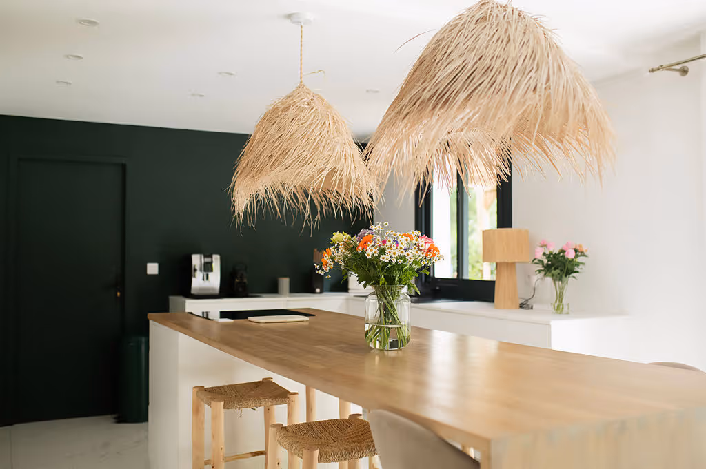 Cuisine accueillante avec une table et des chaises, idéale pour les repas en famille.