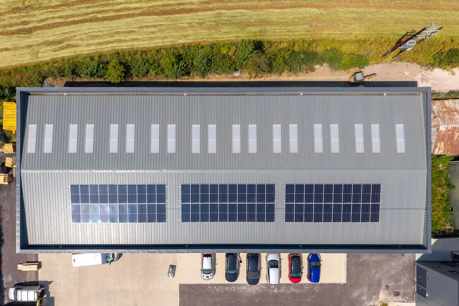 MSB cladding and roofing installation on an industrial building