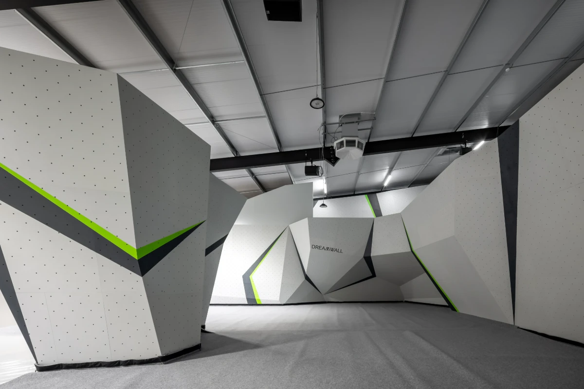 Large-span steel structure for a leisure and climbing venue, built by MSB Group UK