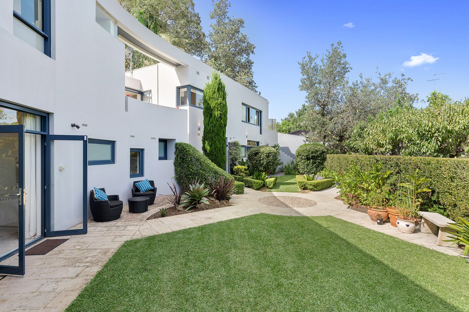 Modern home with front lawn, real estate photography by UberRE