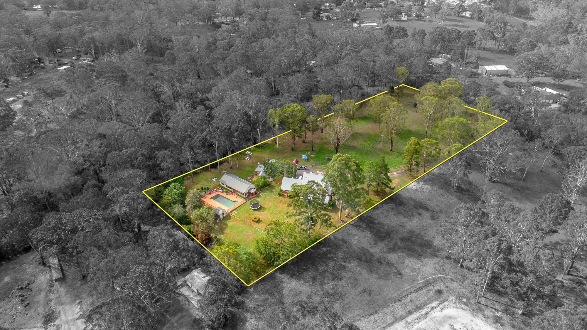 Aerial photo of an acreage property with the land boundary marked by UberRE