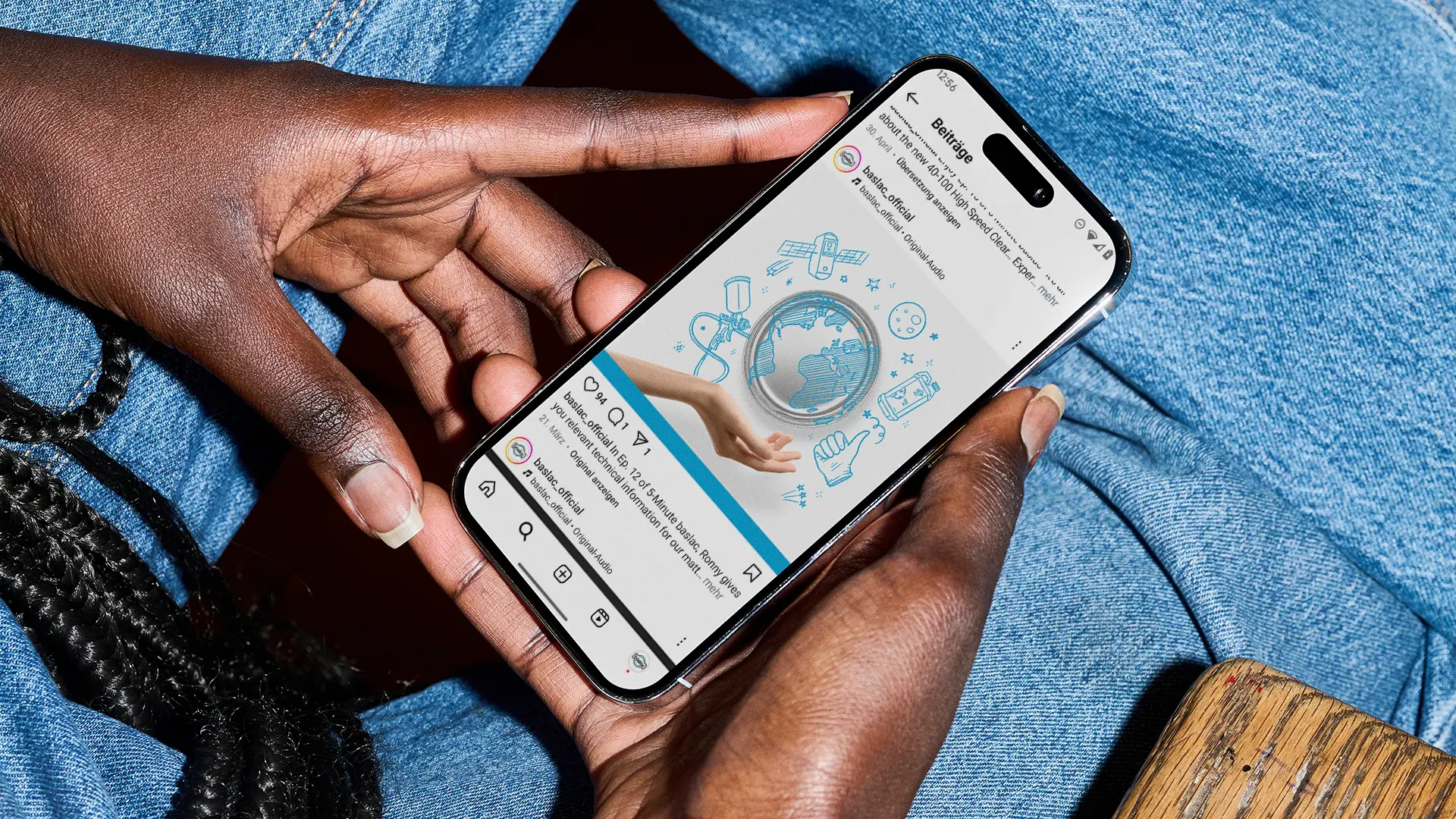 Ein Smartphone, das baslac Social-Media-Inhalte anzeigt