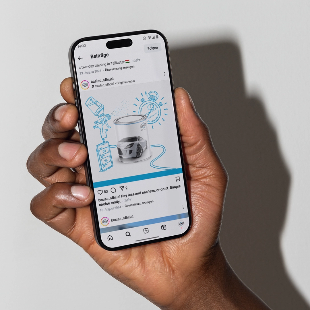 Ein Smartphone, das baslac Social-Media-Inhalte anzeigt