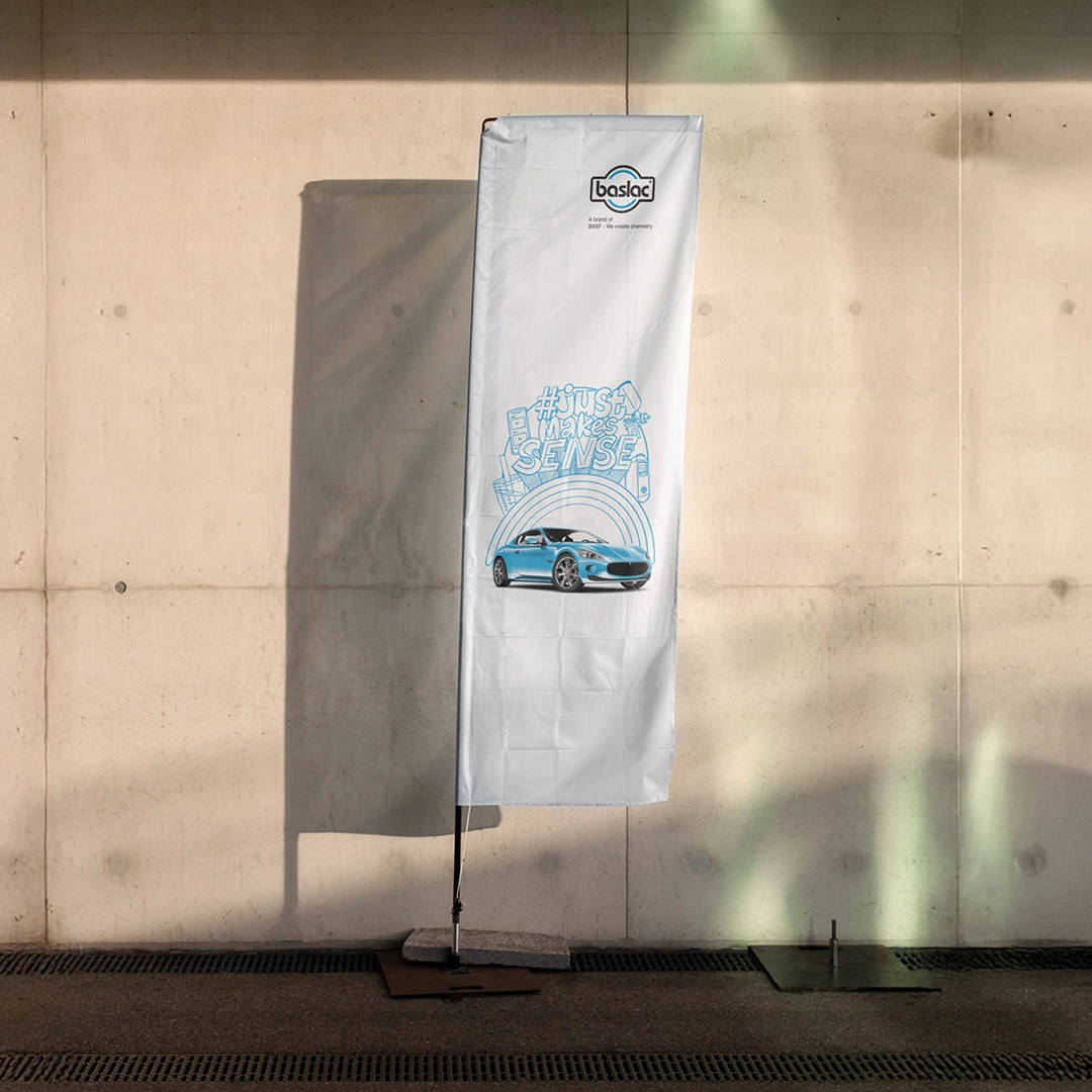 Eine baslac-Flagge mit Kampagnenmotiv vor einer Wand