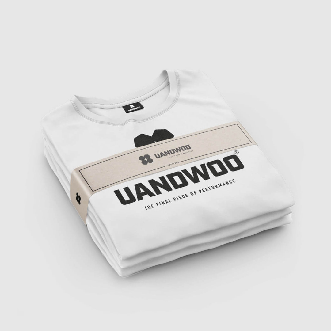 Ein Set von UANDWOO-T-Shirts, gebündelt mit einer Banderolenfolie