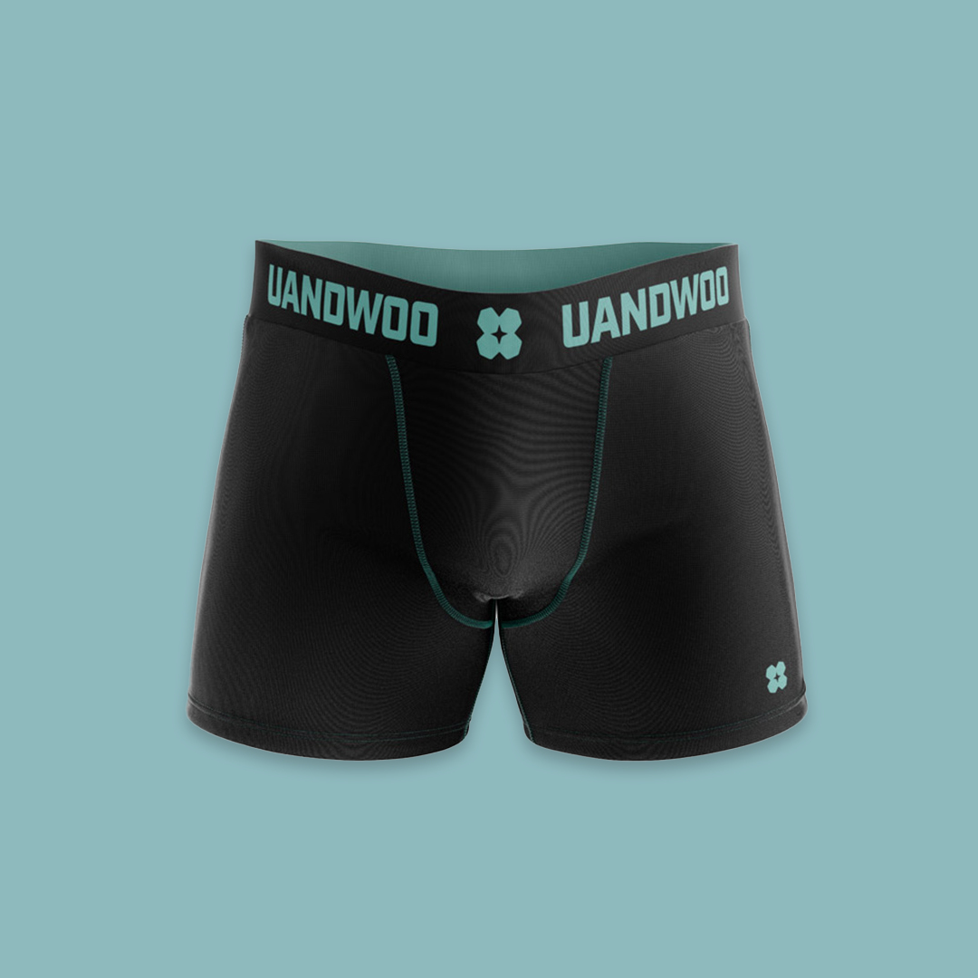Schwarze UANDWOO Boxershorts auf petrolfarbenem Hintergrund