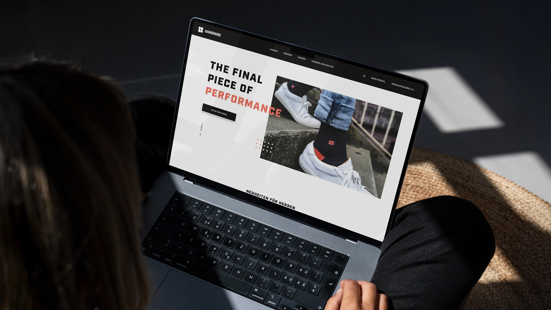 UANDWOO-Website-Design auf einem Laptop-Bildschirm