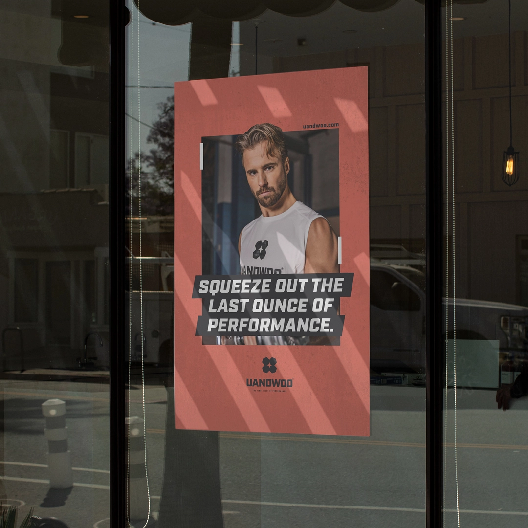 UANDWOO-Poster, das in einem Schaufenster einer Ladenfront hängt
