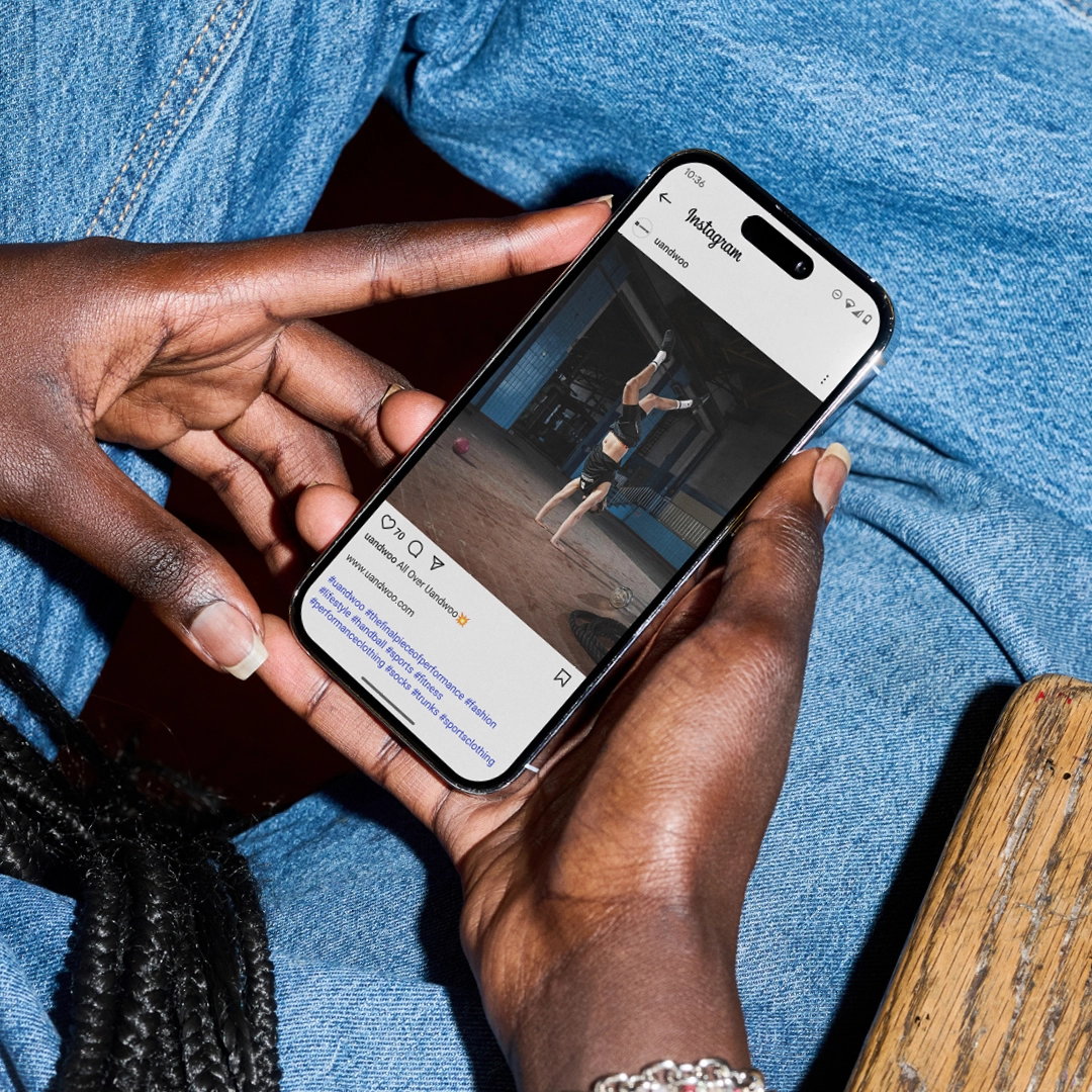 Instagram-Beitrag von UANDWOO, der eine Frau in UANDWOO-Kleidung beim Handstand zeigt