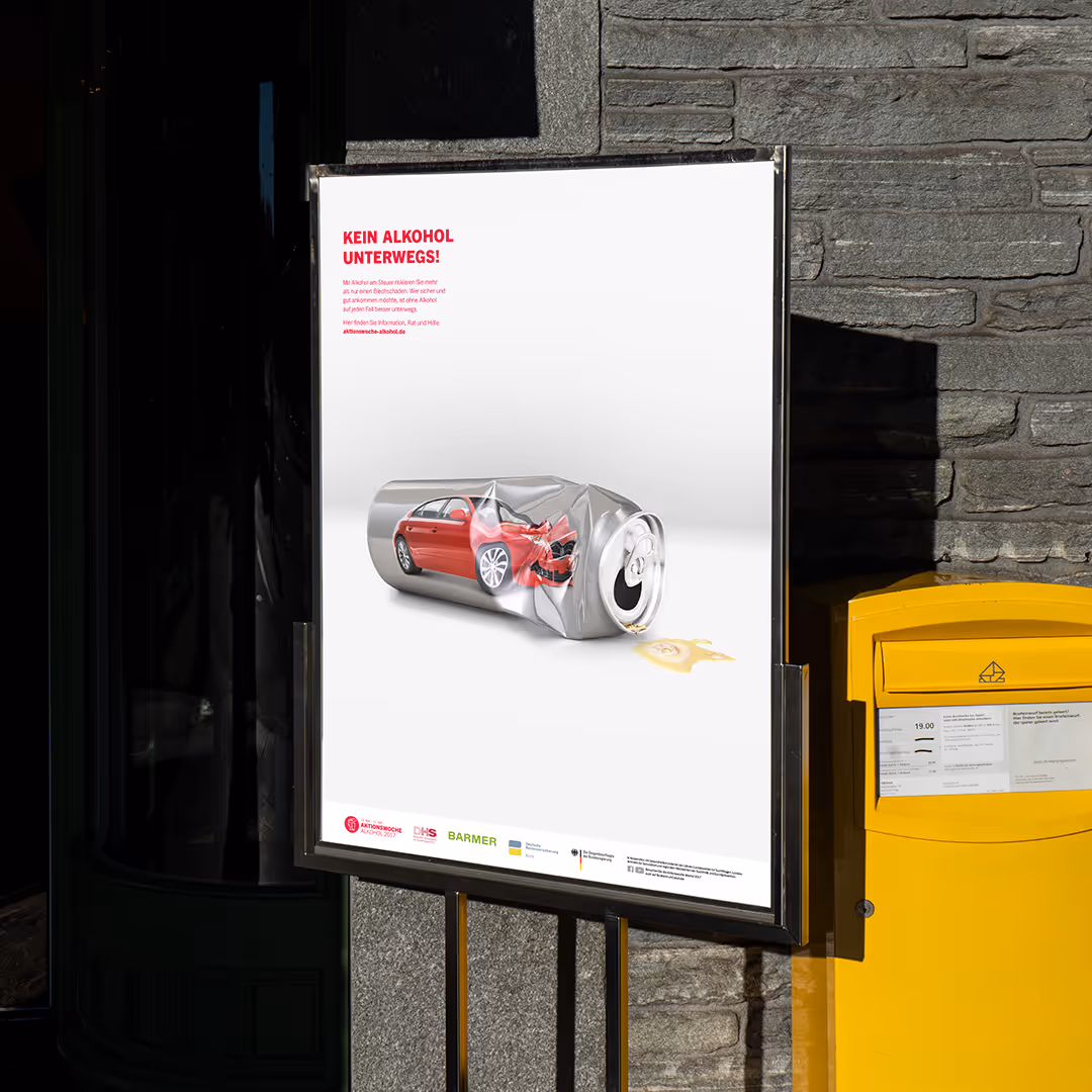 A-Frame-Schild mit einem Poster von der „Kein Alkohol unterwegs!“ Kampagne, auf der eine zerquetschte Bierdose mit einem Autounfallbild und verschütteter Flüssigkeit zu sehen ist und vor Alkohol und Autofahren gewarnt wird