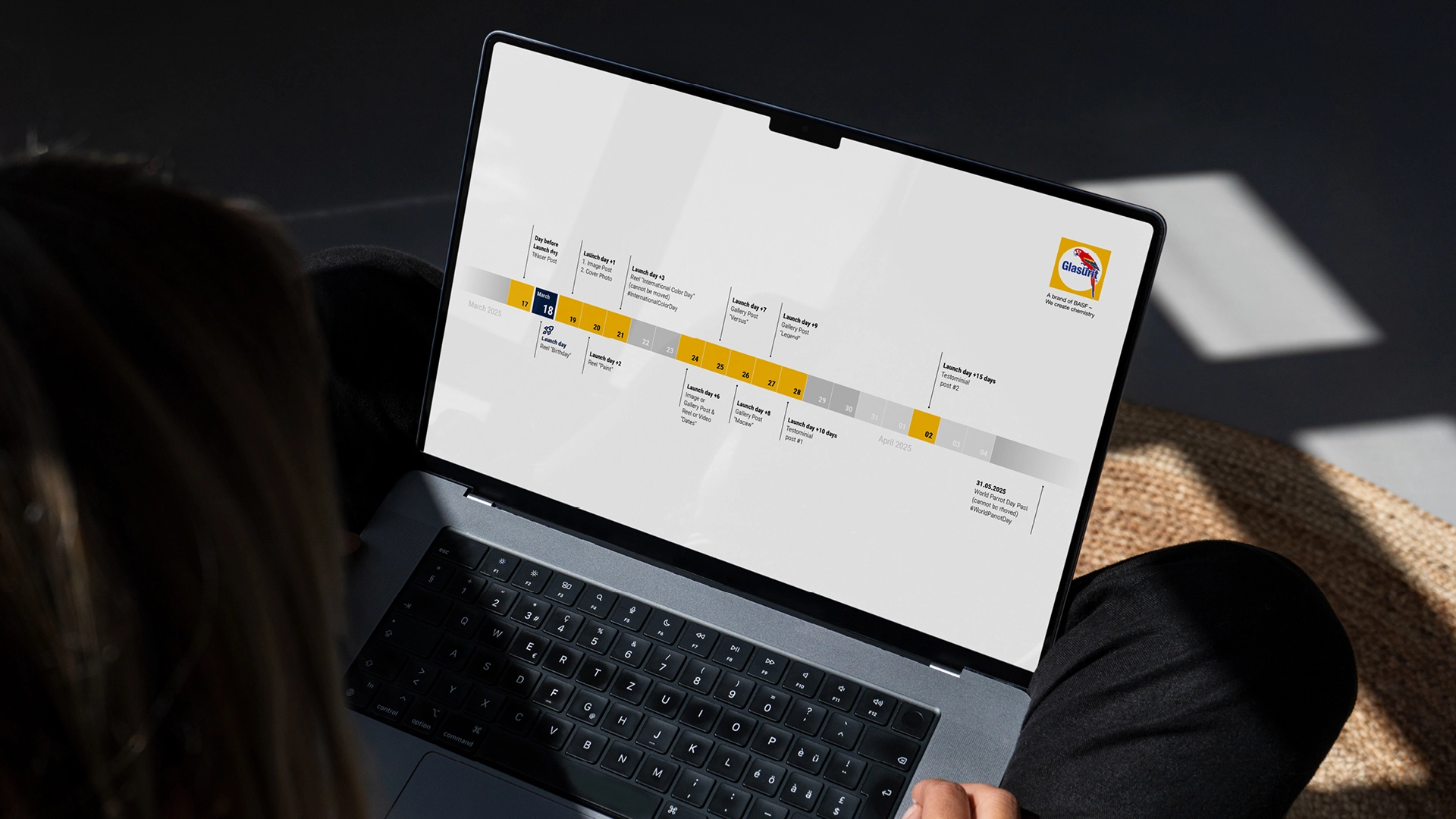Ein Laptop-Bildschirm, auf dem der Zeitplan der Social-Media-Kampagne für die Kampagne „100 Colorful Years“ zu sehen ist