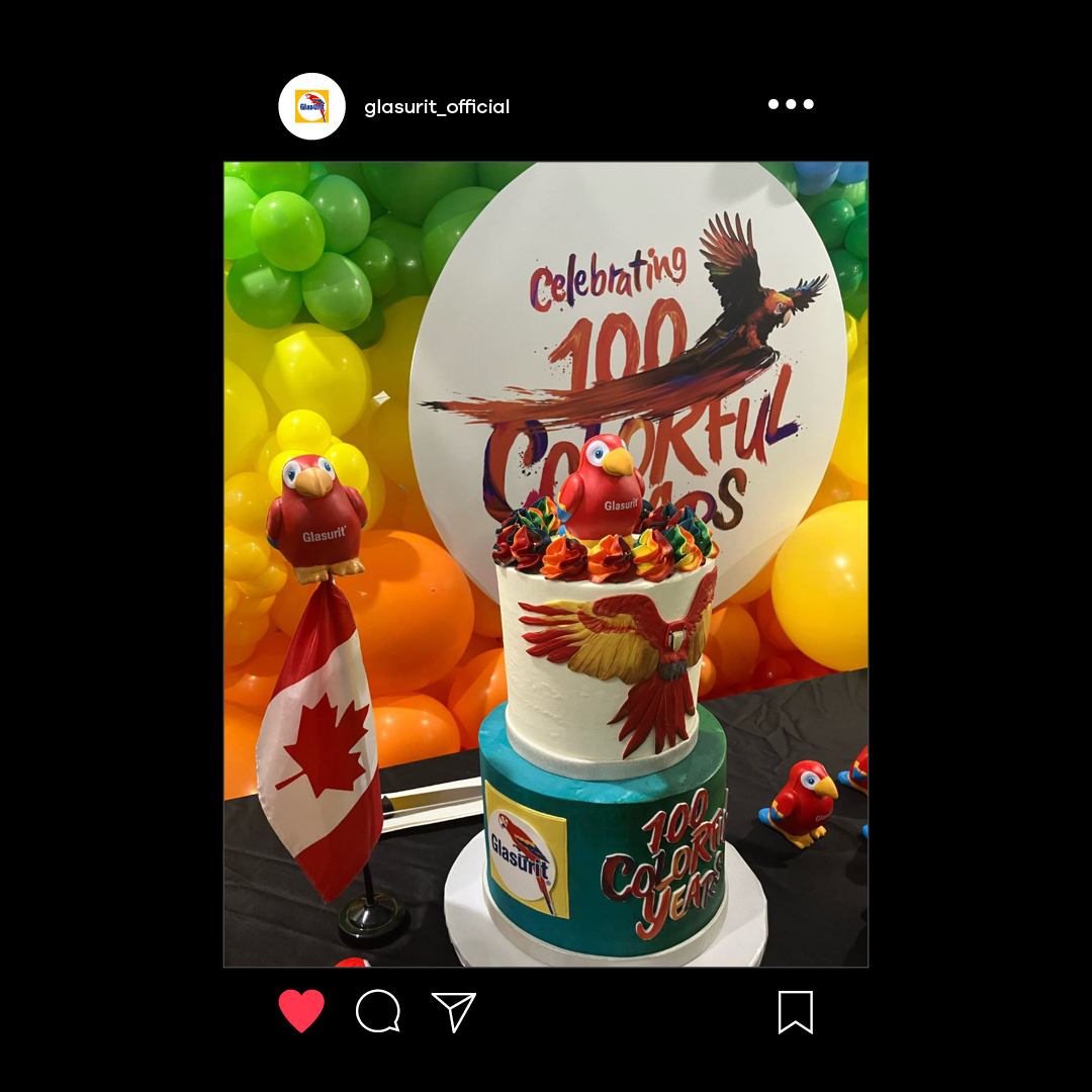 Ein Kuchen mit dem Kampagnenbild „100 Colourful Years“