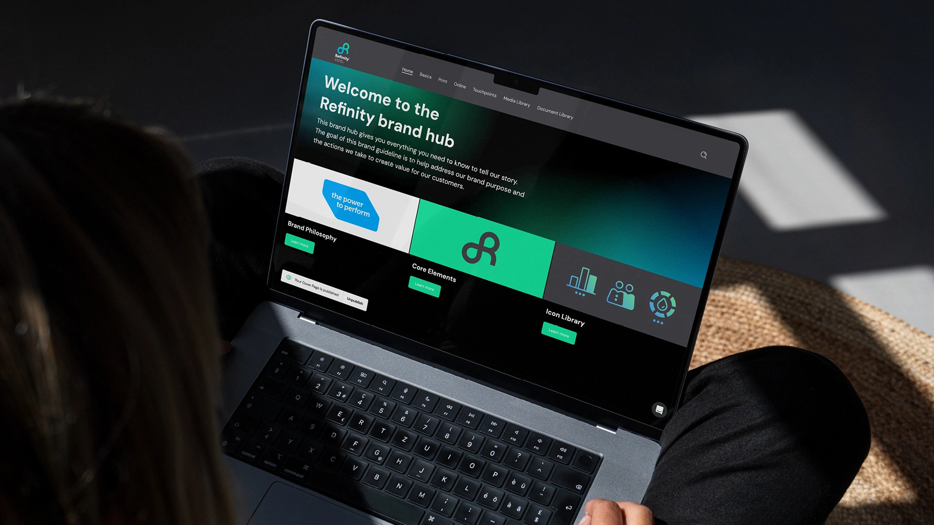 Ein Laptop, auf dem die Landingpage des Refnity Brand Portals angezeigt wird