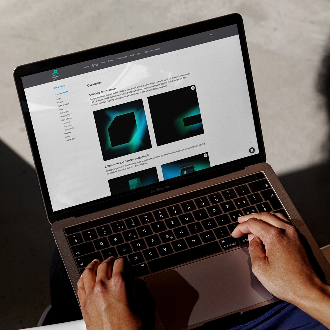 Ein Laptop-Bildschirm mit den digitalen Brand Guidelines von Refnity