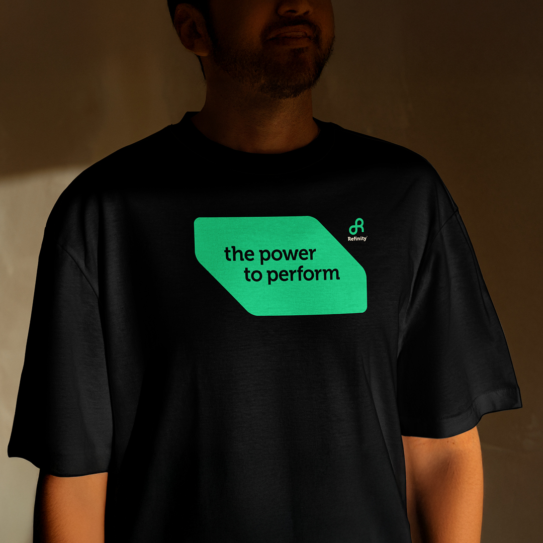 Ein Mann trägt ein schwarzes Refinity T-Shirt