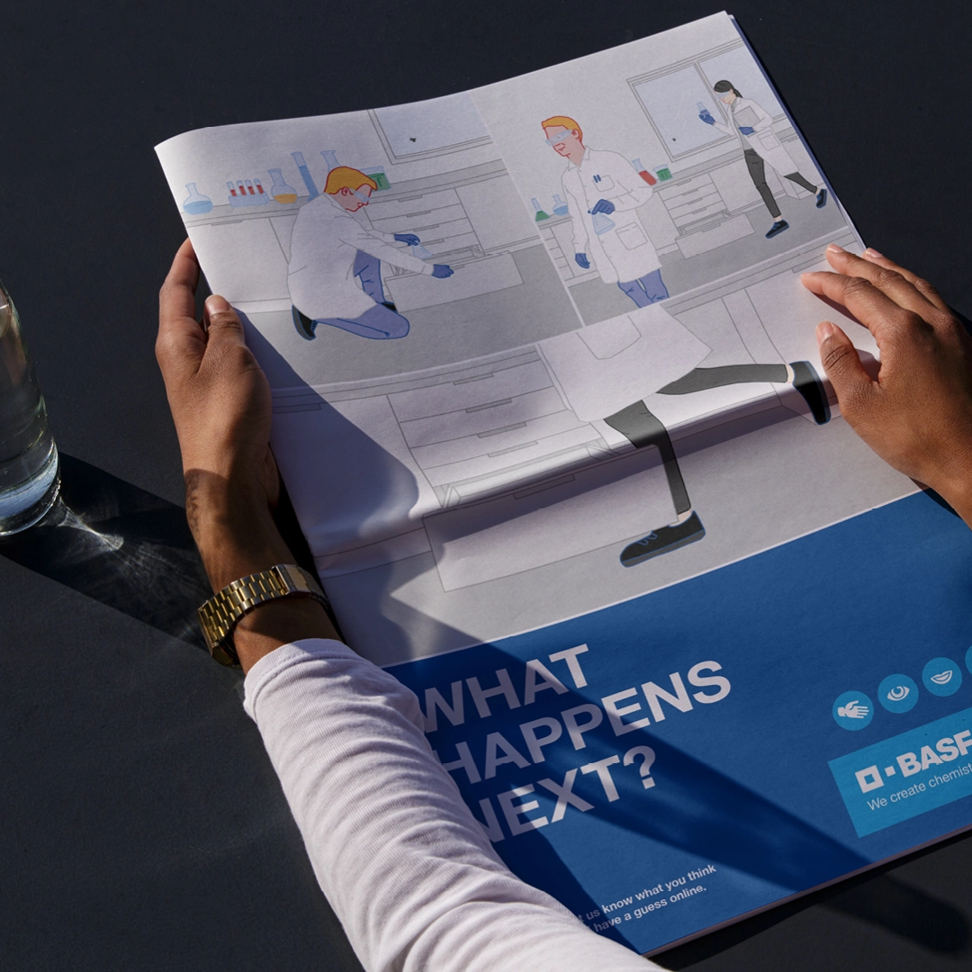 erson liest eine BASF-Sicherheitsbroschüre mit illustrierten Laborszenen und der Überschrift „What happens next?“ – Schwerpunkt auf Verunreinigung durch eine Fliege