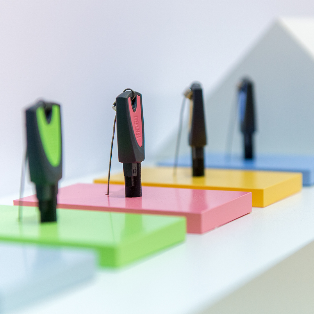 blueCompact-Schlüssel auf einem Messestand ausgestellt