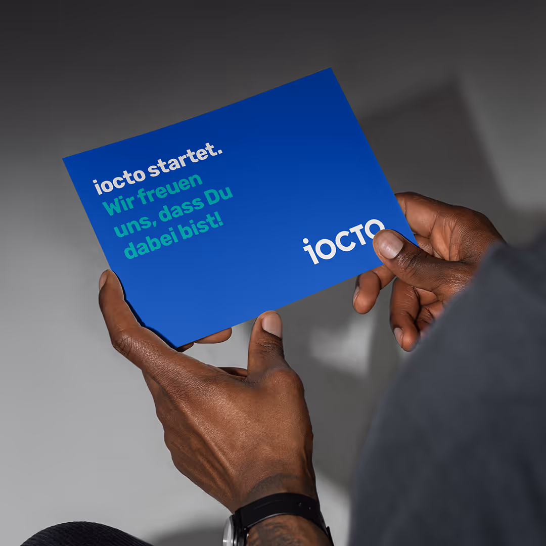 iocto Welcome Karte in Händen gehalten