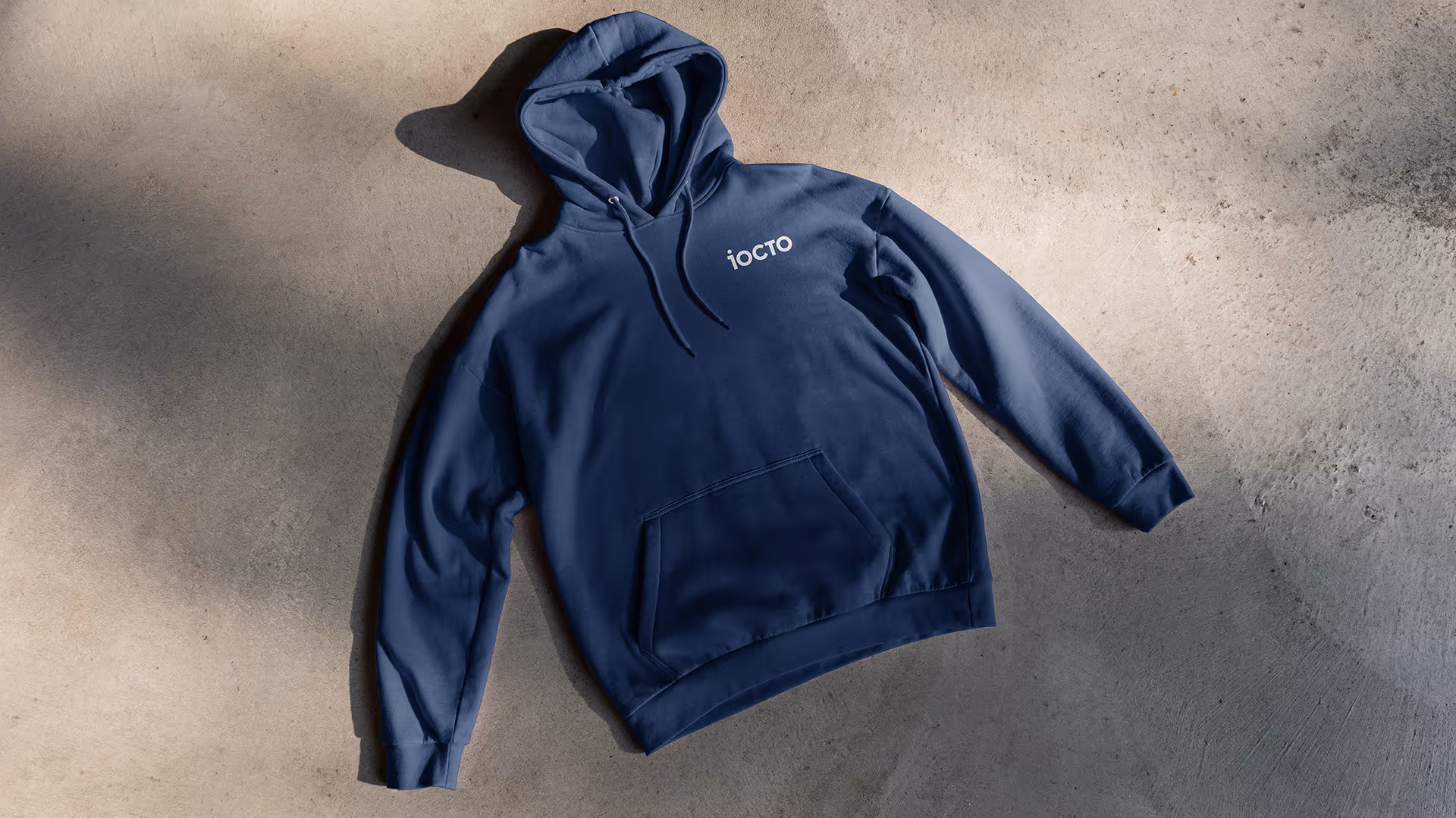 iocto Hoodie auf neutralem Hintergrund