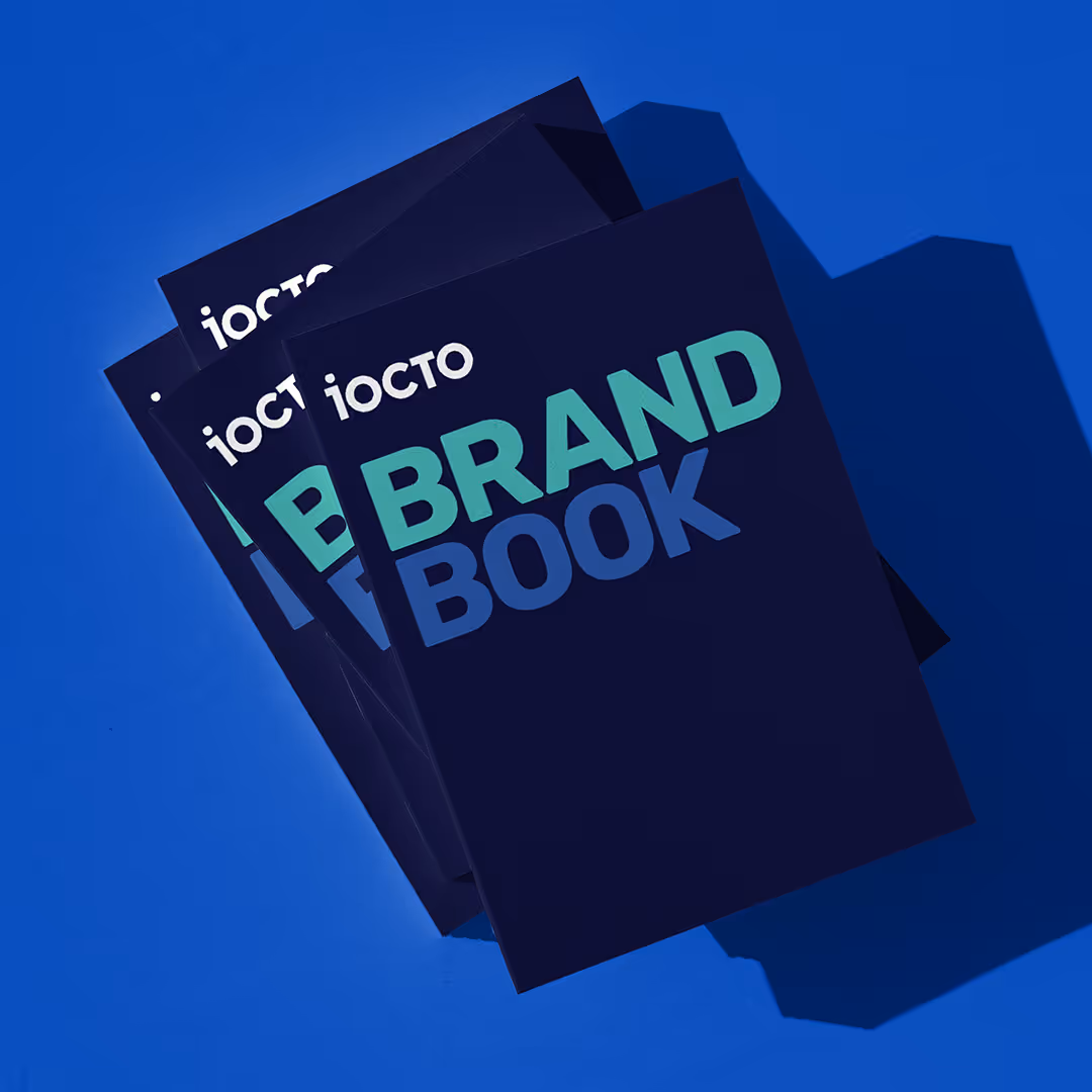 iocto Brand Book auf blauem Hintergrund