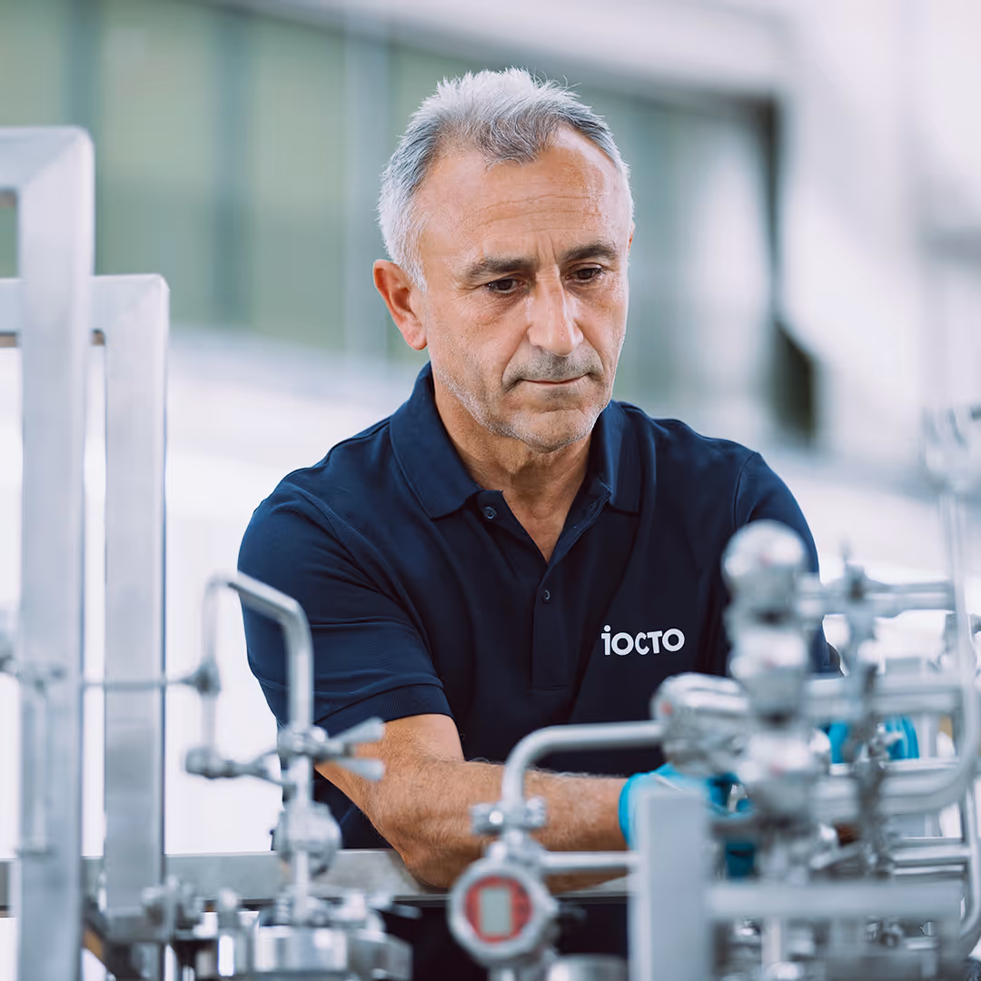 iocto Mitarbeiter arbeitet