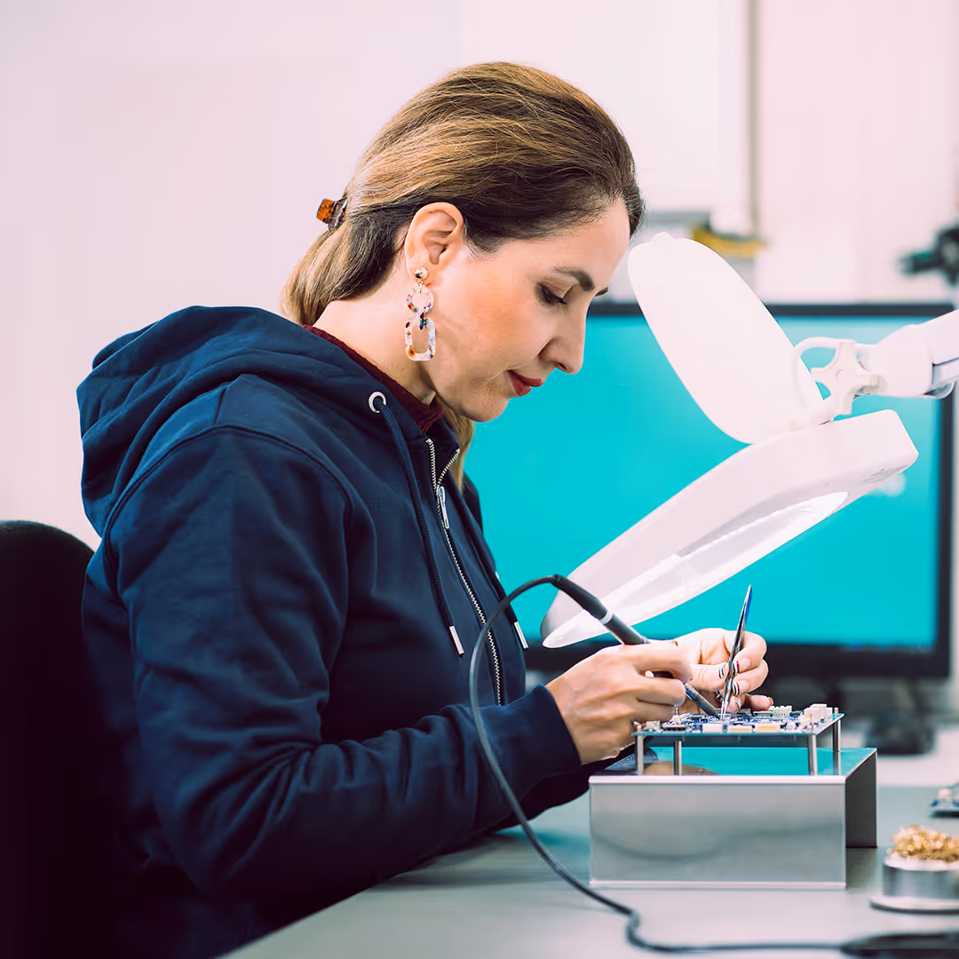 iocto Mitarbeiterin arbeitet